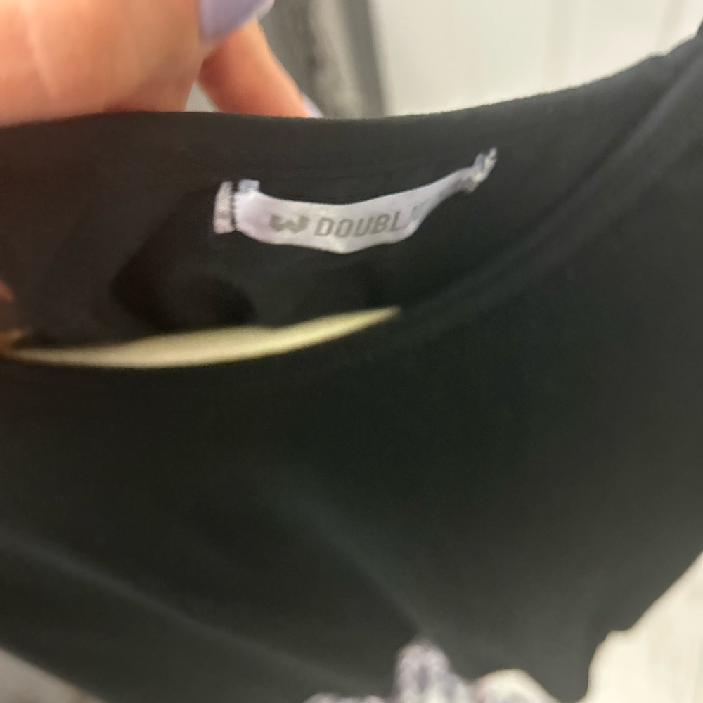 Black shirt with animal detail on the sleeves. - Picture 11 of 12